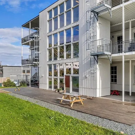 Big Close To Centre With Parking Apartment *